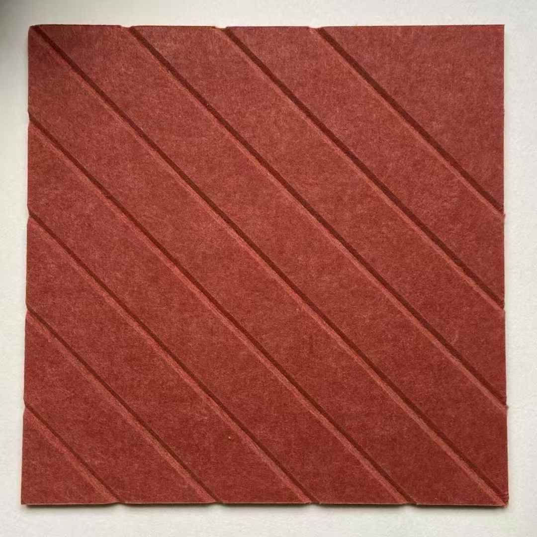 Panel tallado con ranuras diagonales en PET rojo