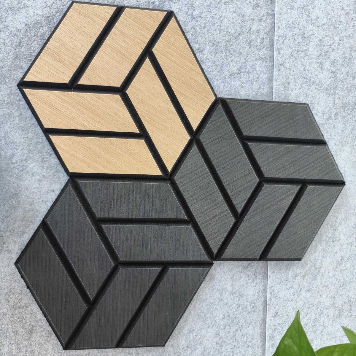 Hex&aacute;gonos de madera en roble claro y negro